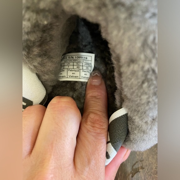 Uggs - Picture 6 of 8